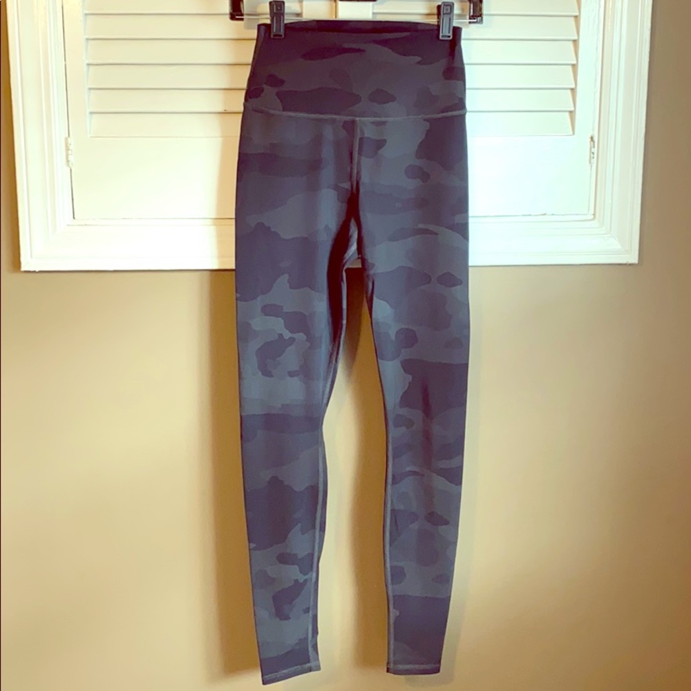 Alo “Vapor” Legging in Black Camo